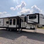 2022 Shasta by Forest River Phoenix 334FL full
